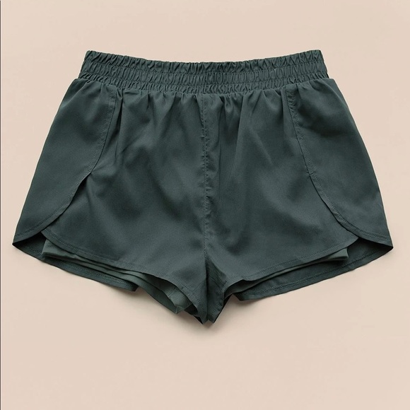girlfriend collective Pants - Girlfriend Collective Trail Shorts in Moss